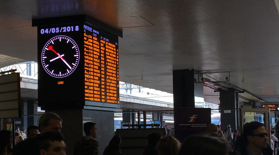イタリアの駅の発着時刻掲示板